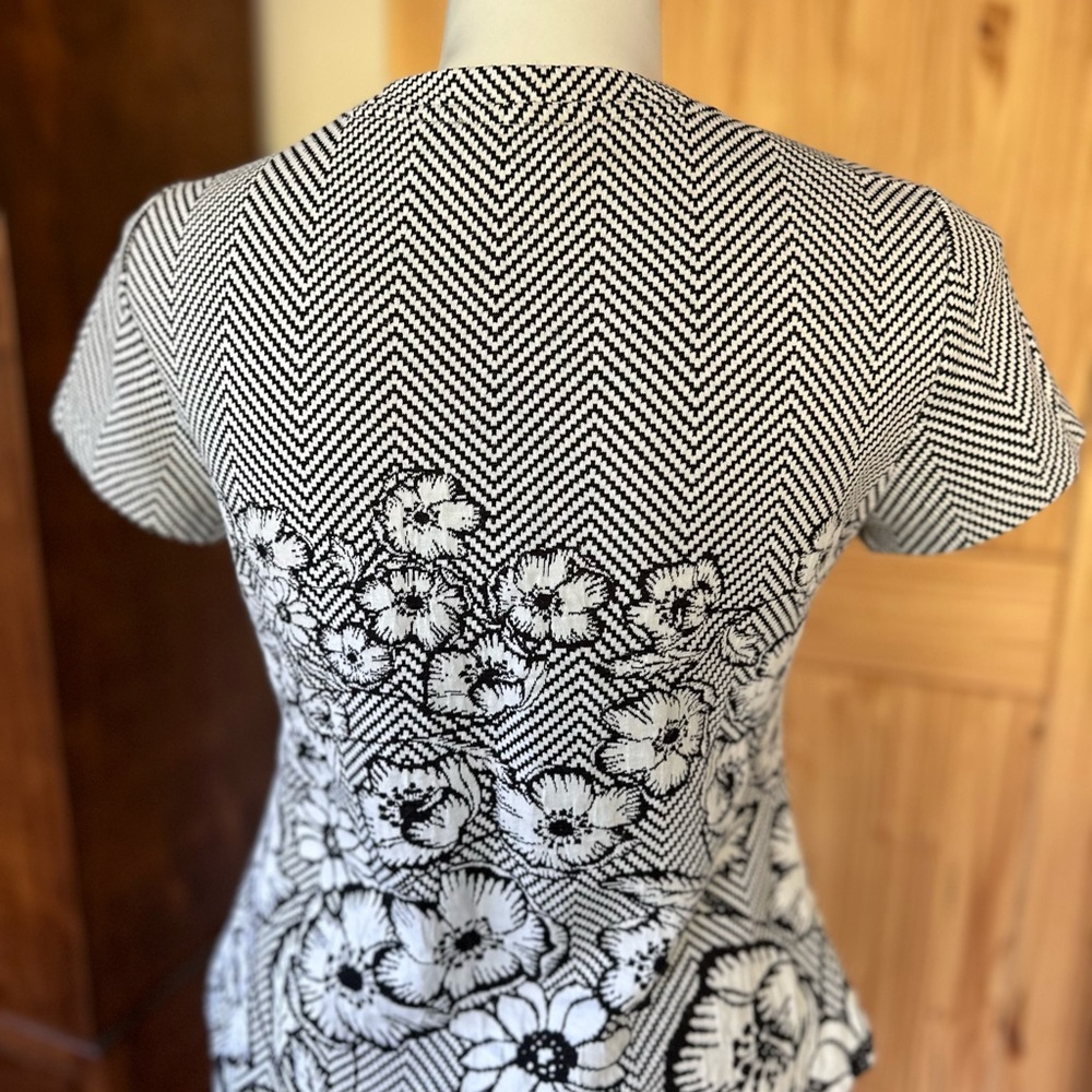 Maeve by Anthropologie Black and White Floral Fitted Short Sleeve Blouse - Picture 2 of 2